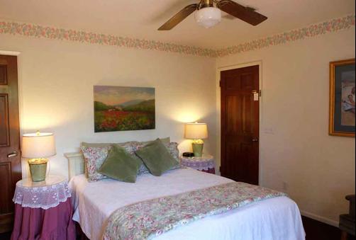 A Beach Bed & Breakfast At The Elsbree House Condo - San Diego - Schlafzimmer
