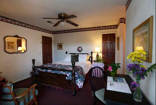 A Beach Bed & Breakfast At The Elsbree House Condo - San Diego - Schlafzimmer