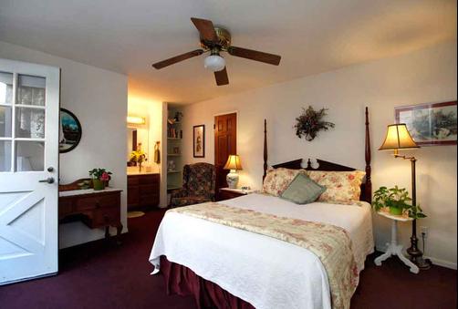 A Beach Bed & Breakfast At The Elsbree House Condo - San Diego - Schlafzimmer