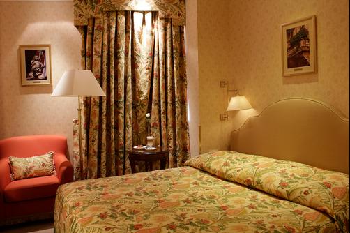 Swiss Hotel - Lemberg - Schlafzimmer