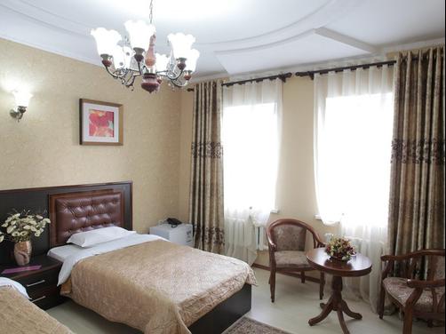Grand Hotel - Bischkek - Schlafzimmer
