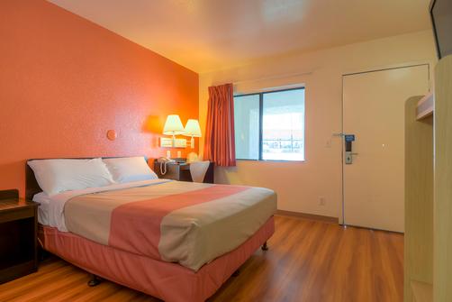 Motel 6 Palm Springs Downtown - Palm Springs - Schlafzimmer