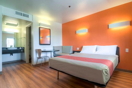 Motel 6 Palm Springs Downtown - Palm Springs - Schlafzimmer