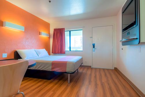 Motel 6 Palm Springs Downtown - Palm Springs - Schlafzimmer
