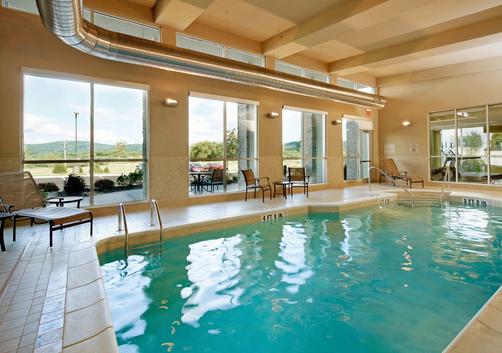 SpringHill Suites by Marriott Pittsburgh Latrobe - Latrobe - Pool