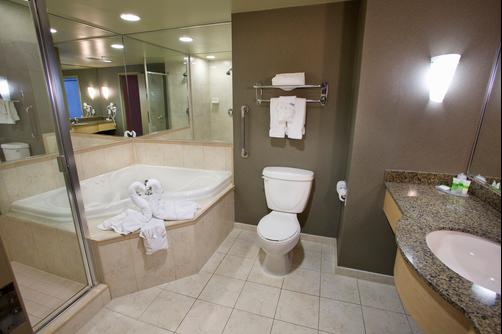 Oakes Hotel Overlooking The Falls - Niagara Falls - Bad