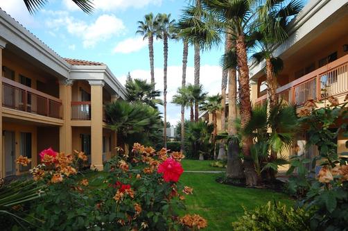 Best Western Palm Court Inn - Modesto - Gebäude