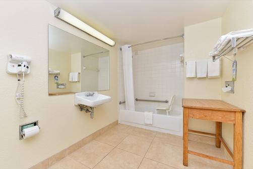 Days Inn Charlotte Northlake - Charlotte - Bad