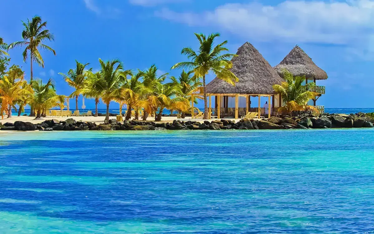 Azurblaues Meer in der Dominikanischen Republik