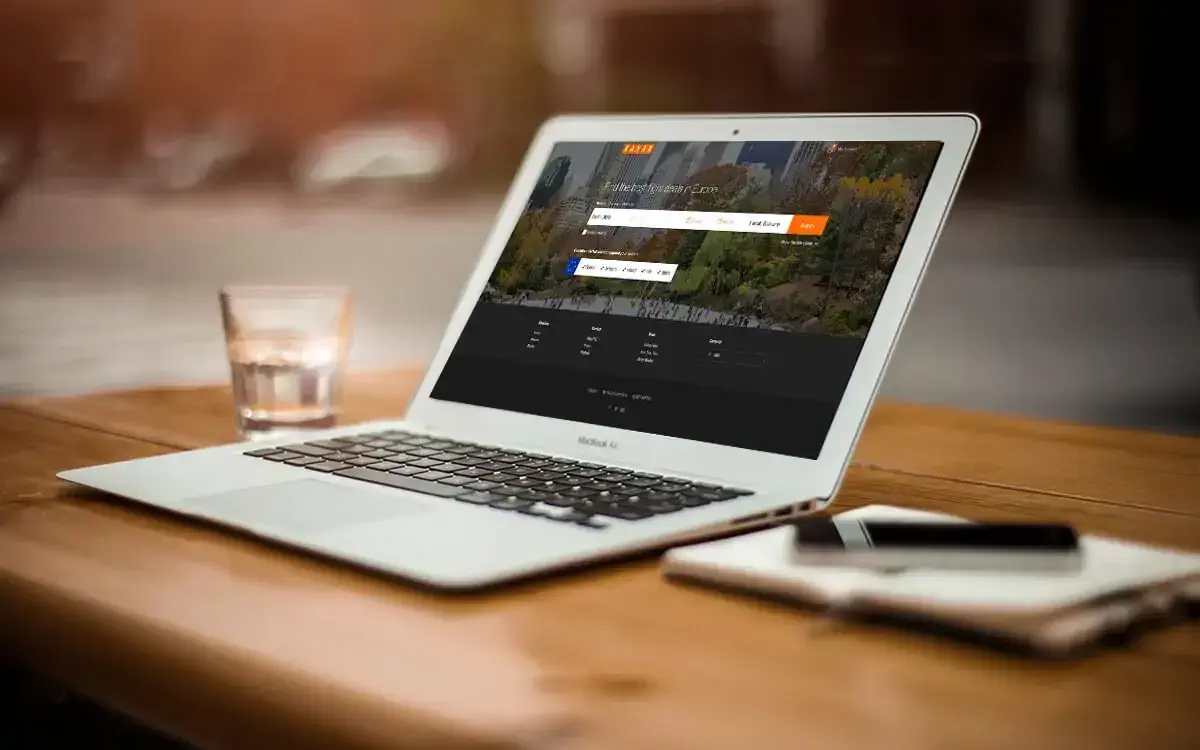KAYAK.eu auf Laptop