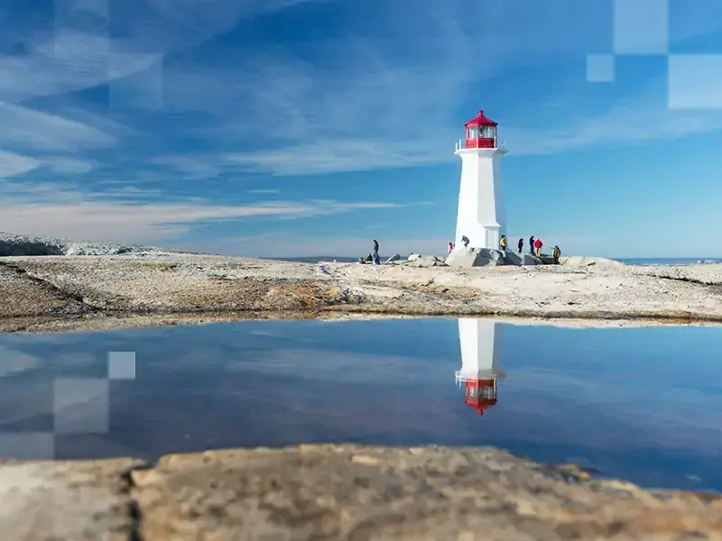 Die Spiegelung des Leuchtturms bei Peggy's Cove im Wasser