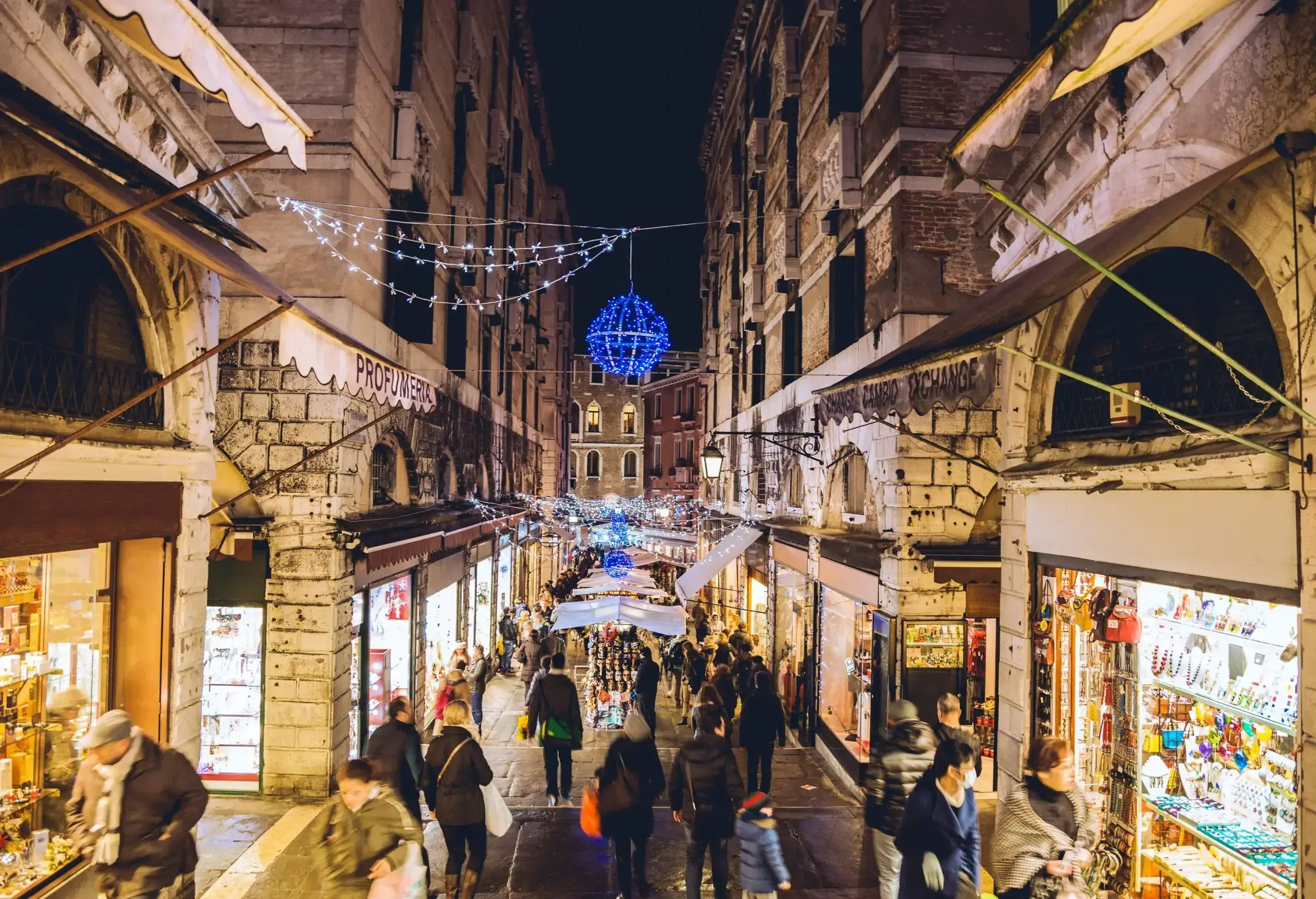 DEST_ITALY_VENICE_THEME_WINTER_CHRISTMAS_SHOPPING_GettyImages-526854873