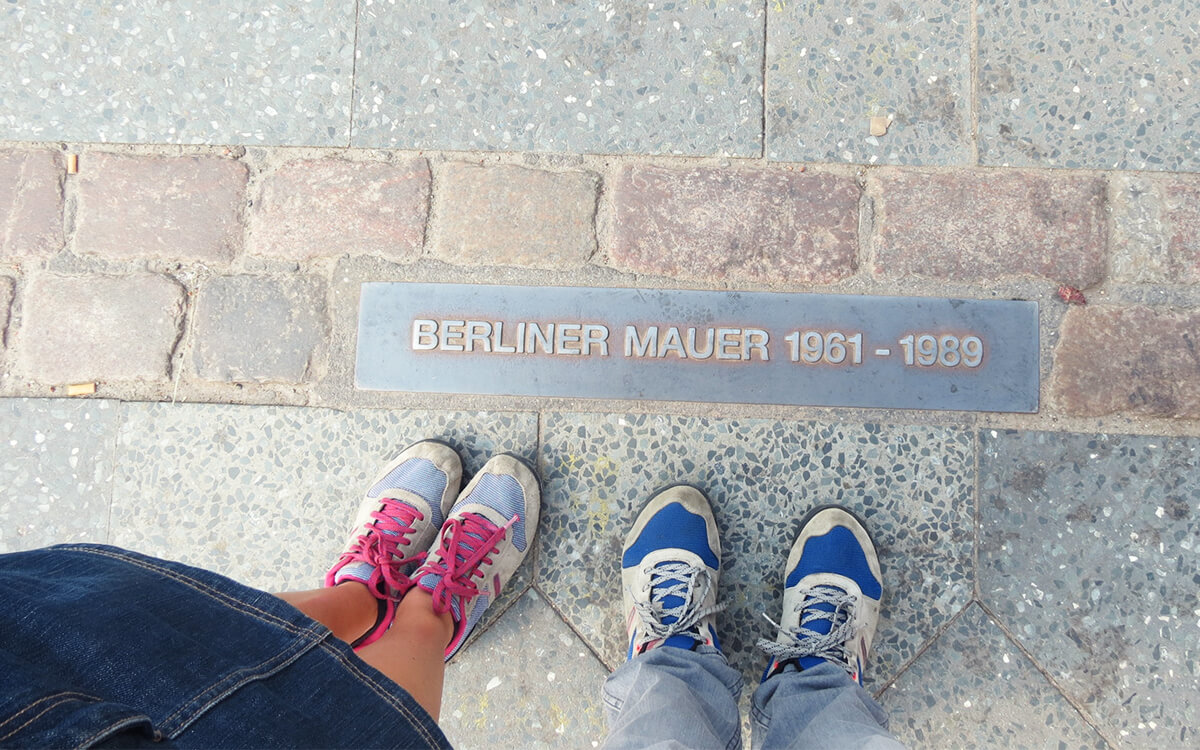 Zwei Besucher am Berliner Mauerstreifen