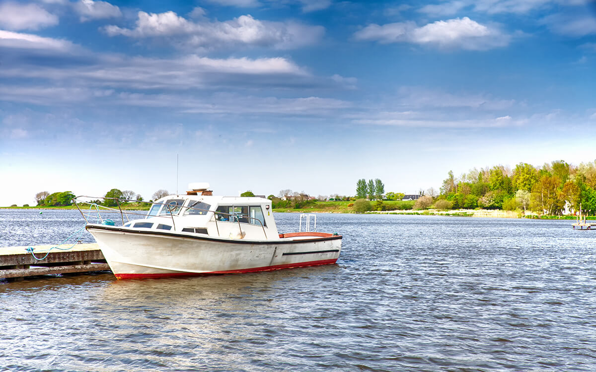 Ein Boot hat an einem Anleger auf dem Lough Neagh, Nordirland, festgemamcht