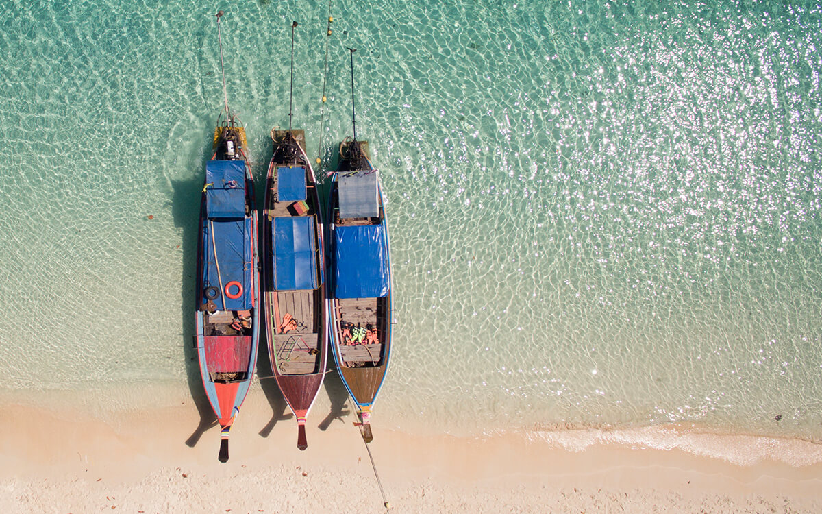 Luftaufnahme: Boote an einem Strand der Similan Islands
