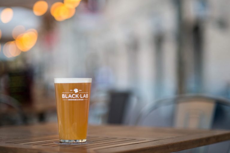 Bierglas im BlackLab, Barcelona