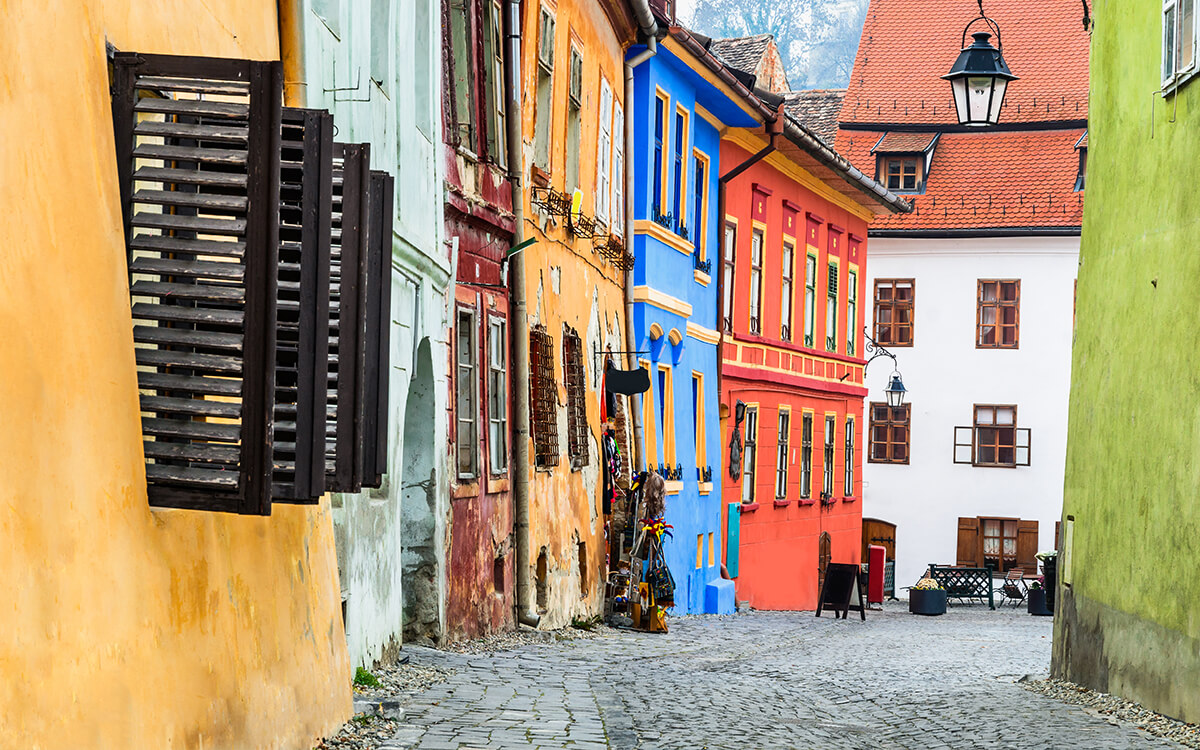 Altstadt mit bunten Häusern und Kopfsteinpflaster