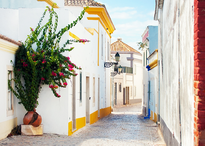 aniad/Shutterstock.com | In der Altstadt von Faro (Porutgal)