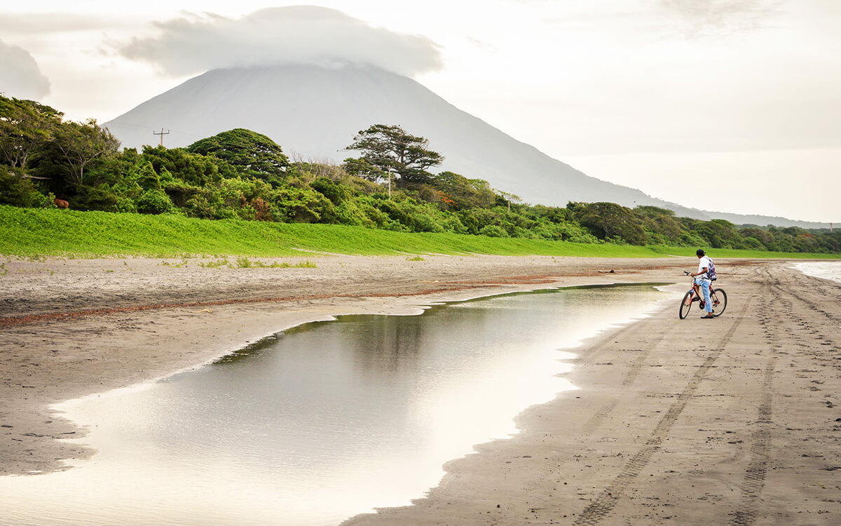 Vulkanlandschaft Ometepe Island, Nicaragua. Im Hintergrund: der sehr aktive Vulkan Concepcion 