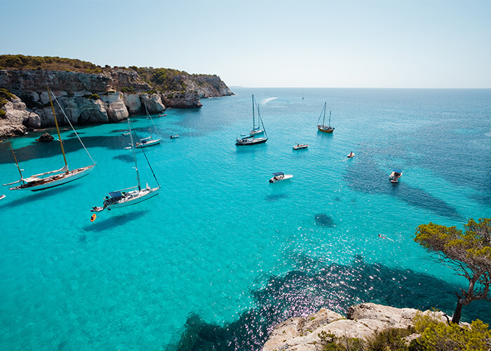 tagstiles.com - S.Gruene/Shutterstock.com | Baleraren: ankernde Segelboote