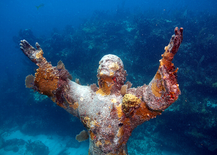 Lawrence Cruciana/Shutterstock.com
 | San Fruttuoso di Camogli (Cristo degli Abissi)