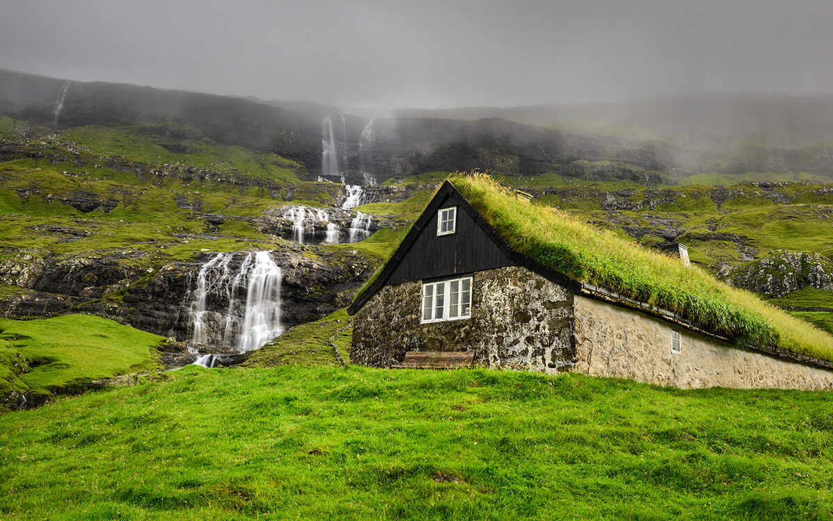 Malerisch: verwittertes Steinhaus auf der Insel Streymoy. Die Faröer im Reisetrend