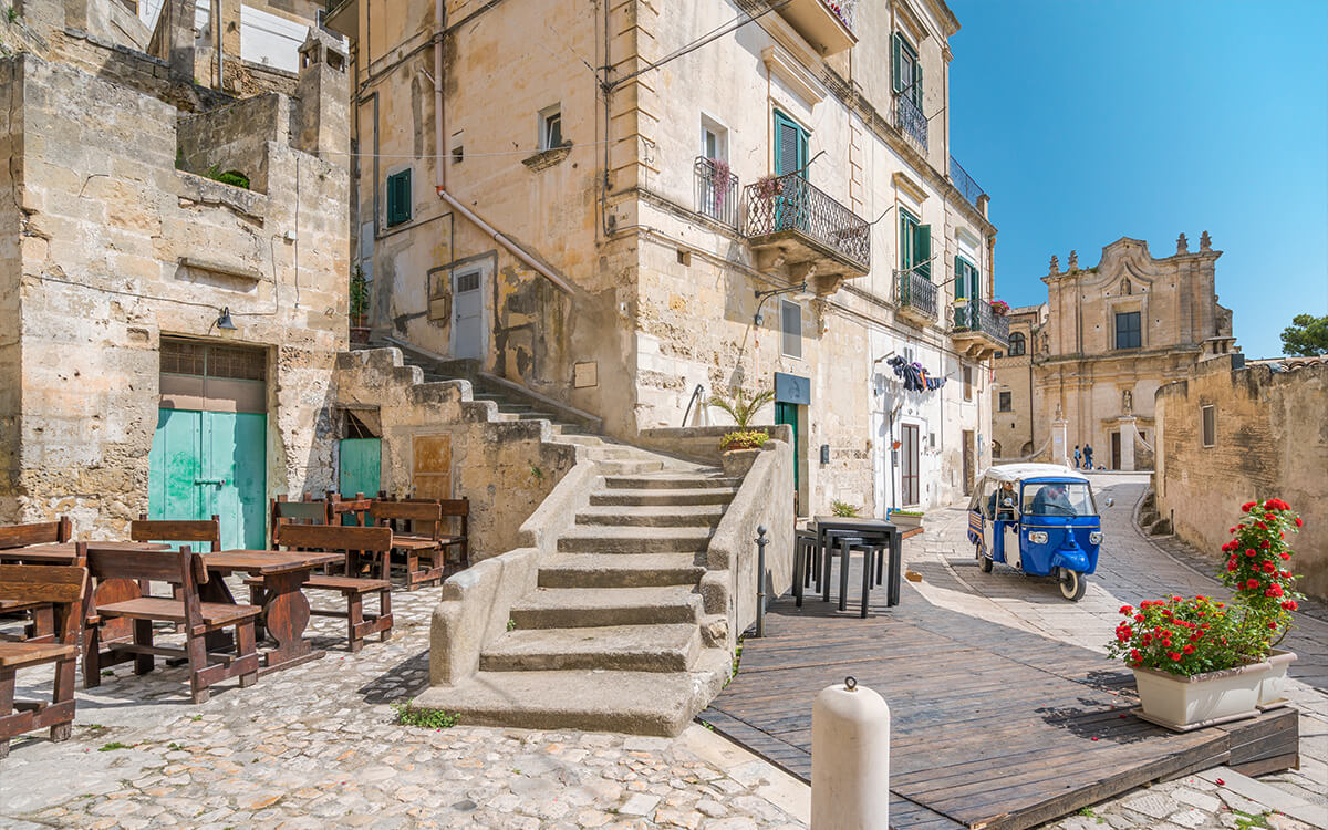 Juwel der Basilicata, eines der Reiseziele im Trend: die italienische Kleinstadt Matera in der Abenddämmerung