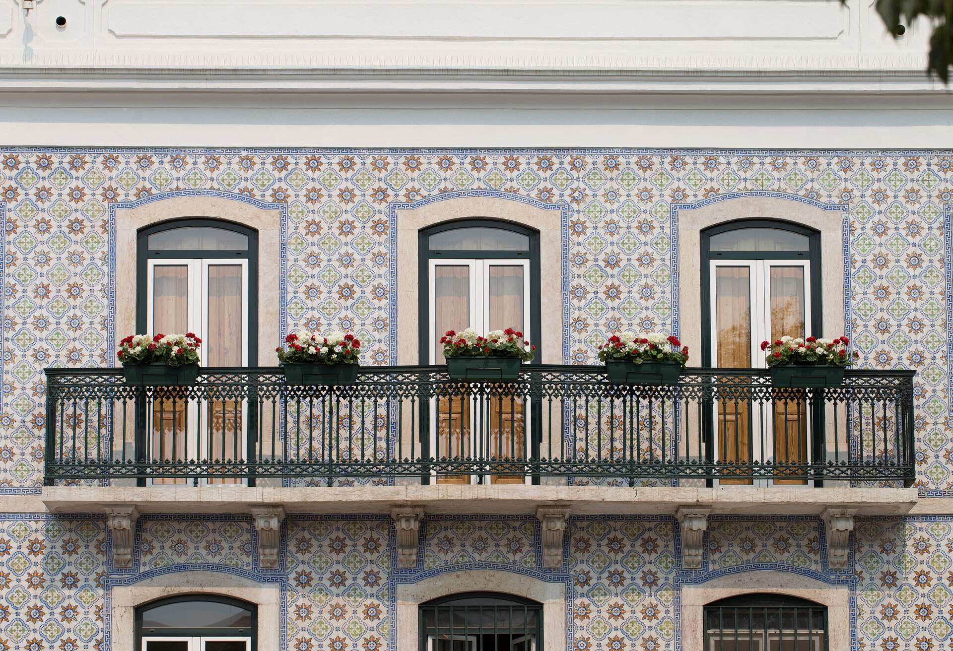 DEST_PORTUGAL_LISBON_BALCONY_GettyImages-872938084-8.jpg