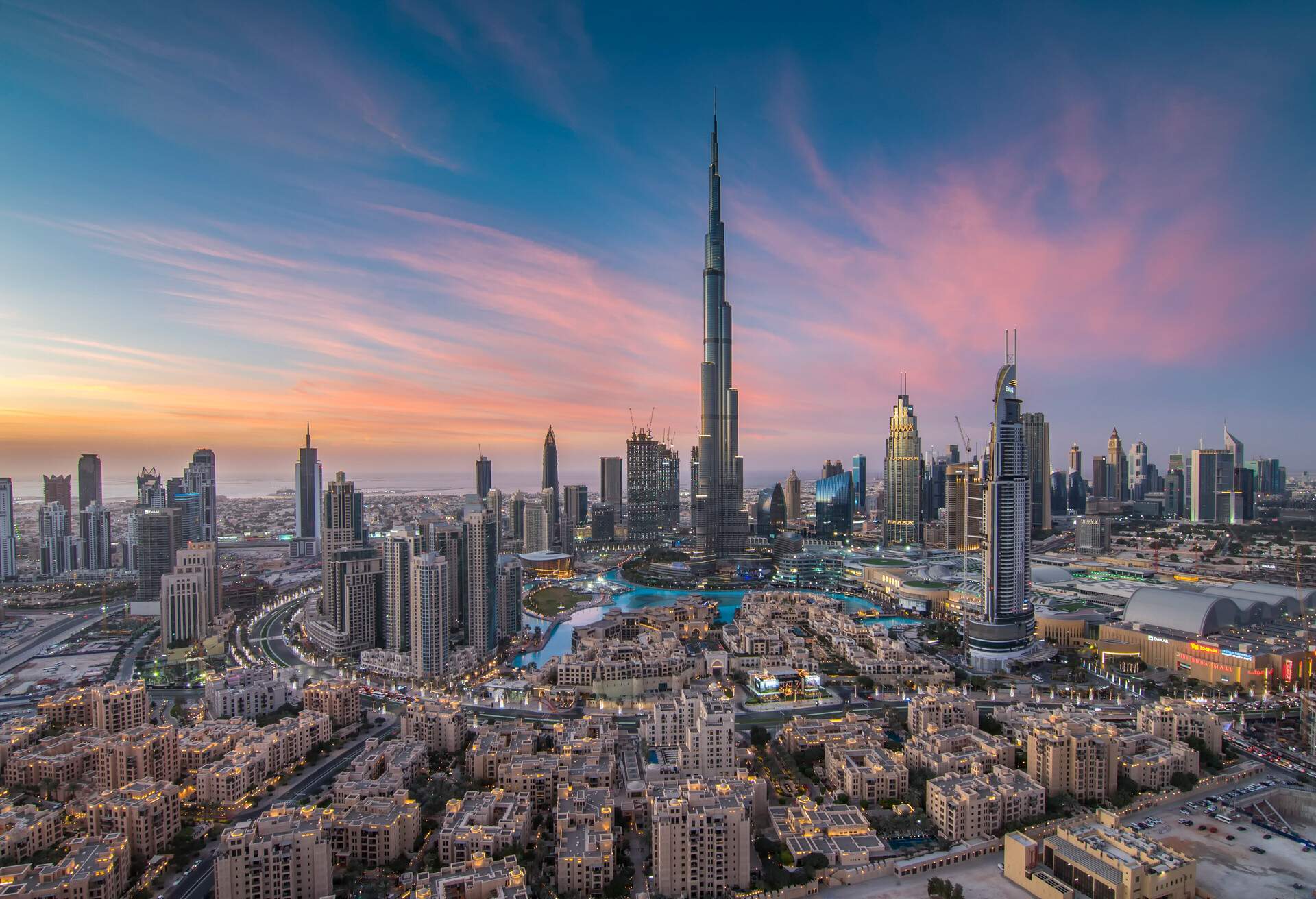 DEST_UAE_DUBAI_SKYLINE_SUNSET_GettyImages-1070127800_Universal.jpg