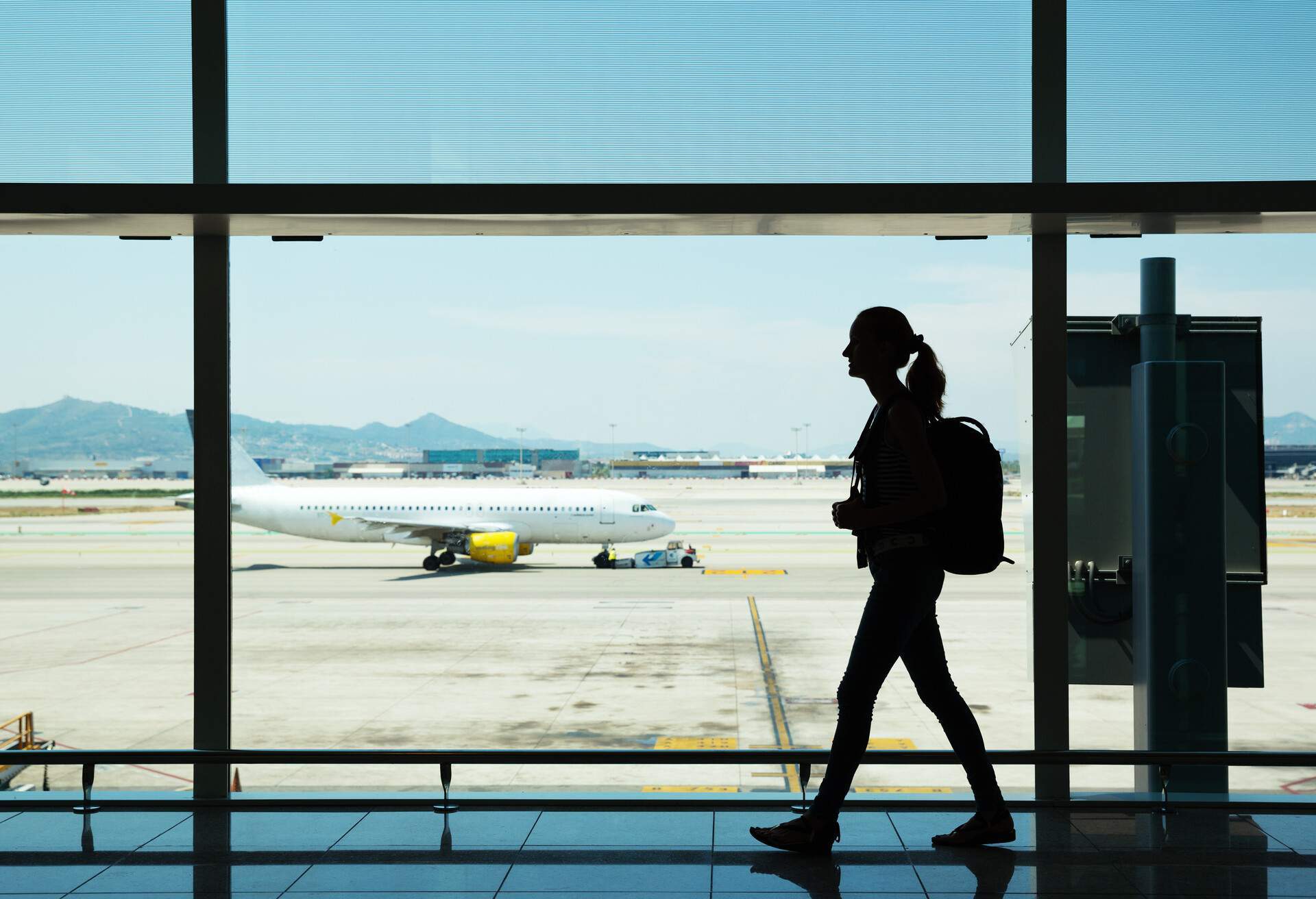 THEME_FLIGHT_PERSON_WOMAN_AIRPORT_GettyImages-179780537