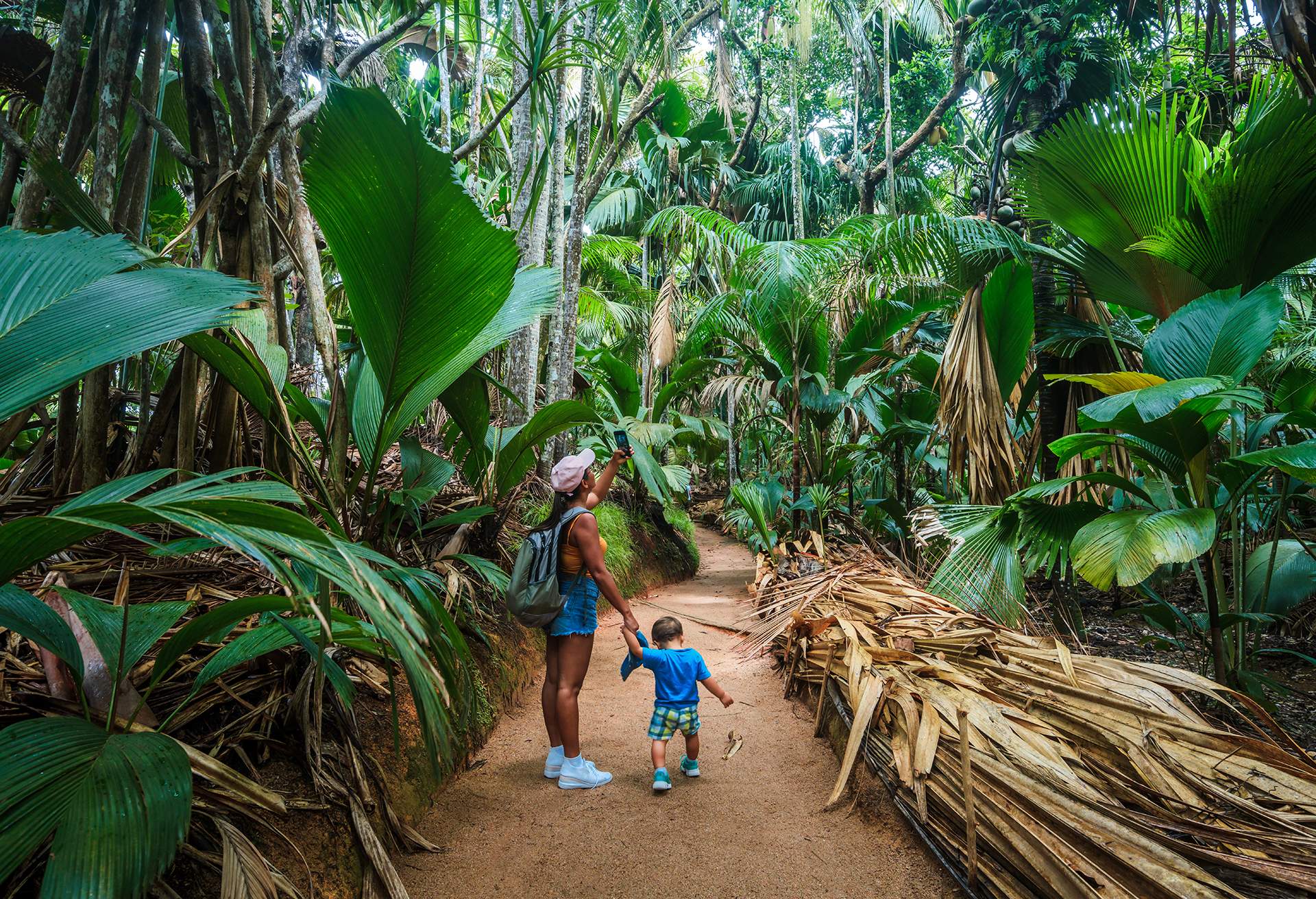 dest_seychelles_praslin-island_theme_hiking_family_child_gettyimages-1554675848