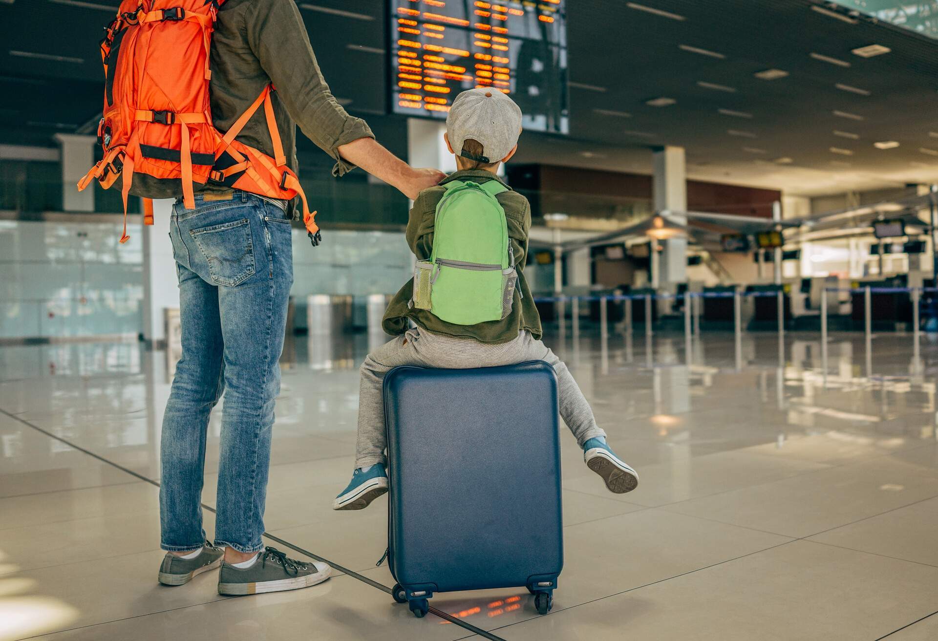 theme_travel_airport_father_son_suitcase_luggage