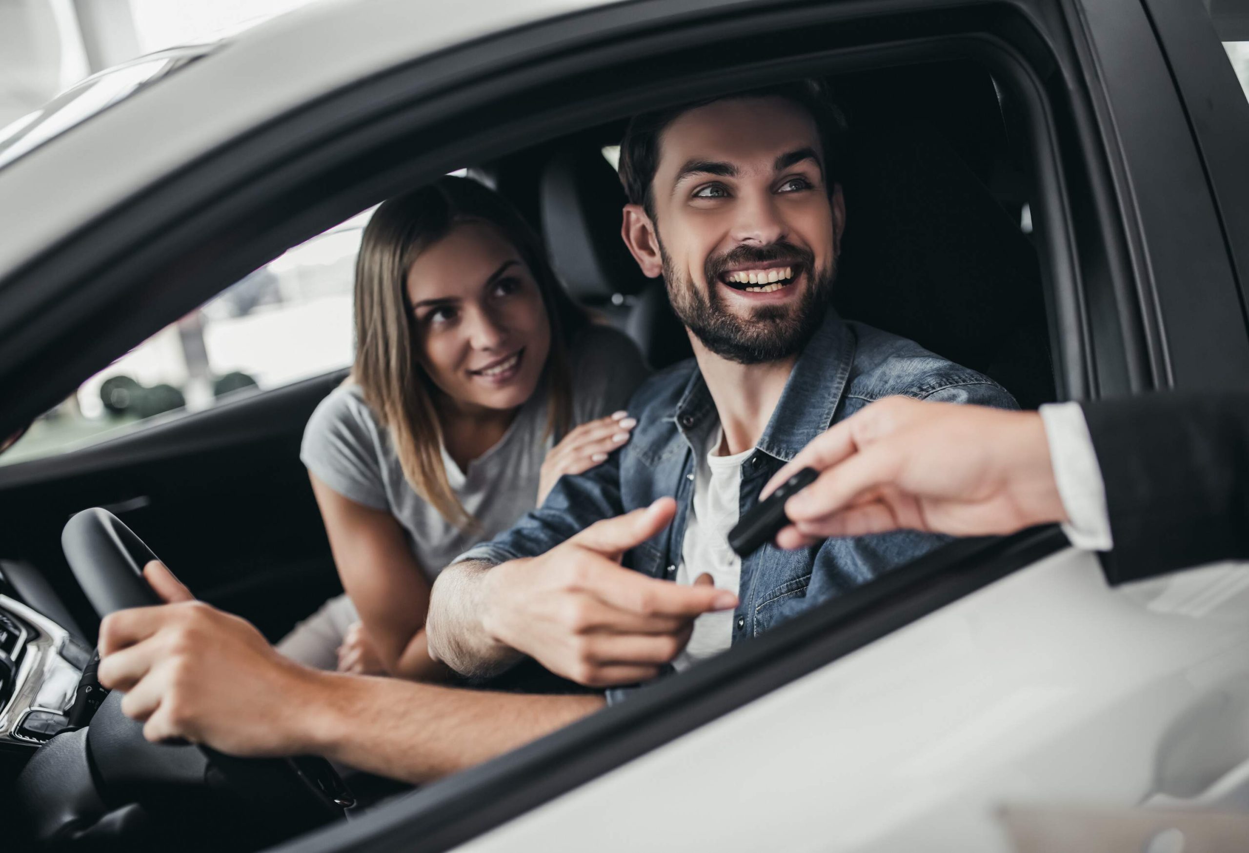 theme_people_couple_car_driving-rental_keys-shutterstock-portfolio_666270484