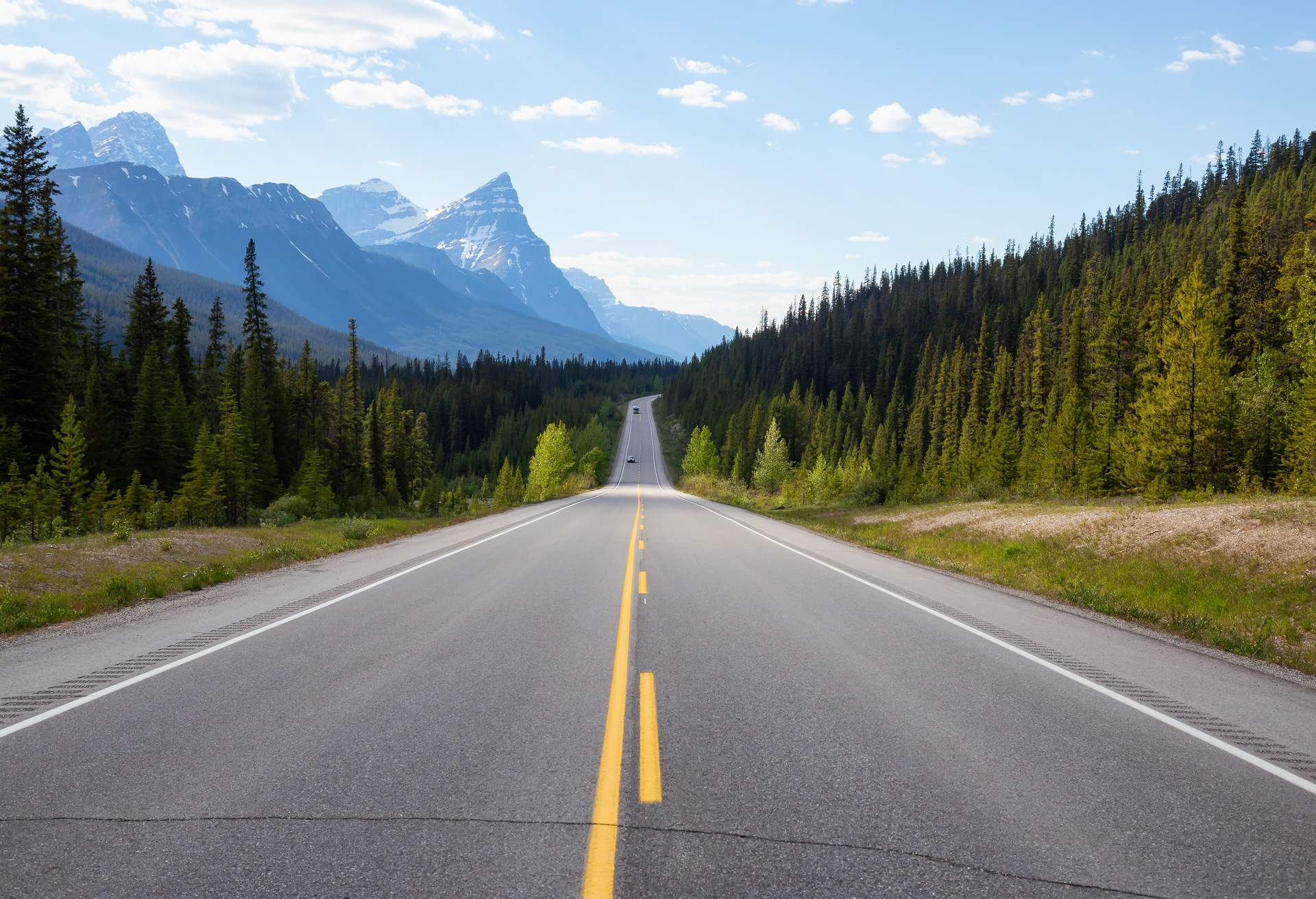 destination_canana_alberta_banff_highway_shutterstock-portfolio_1139547155