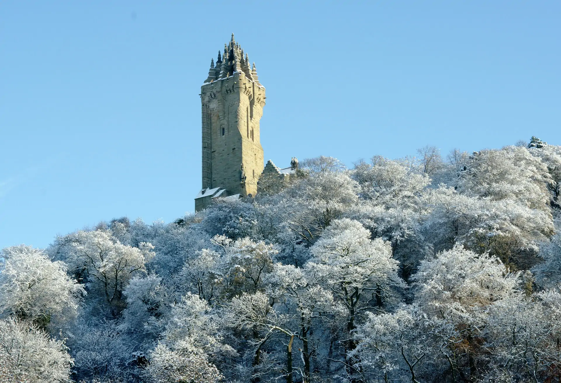 dest_uk_scotland_stirling_wallace-monument_gettyimages-183349944_universal_within-usage-period_77071