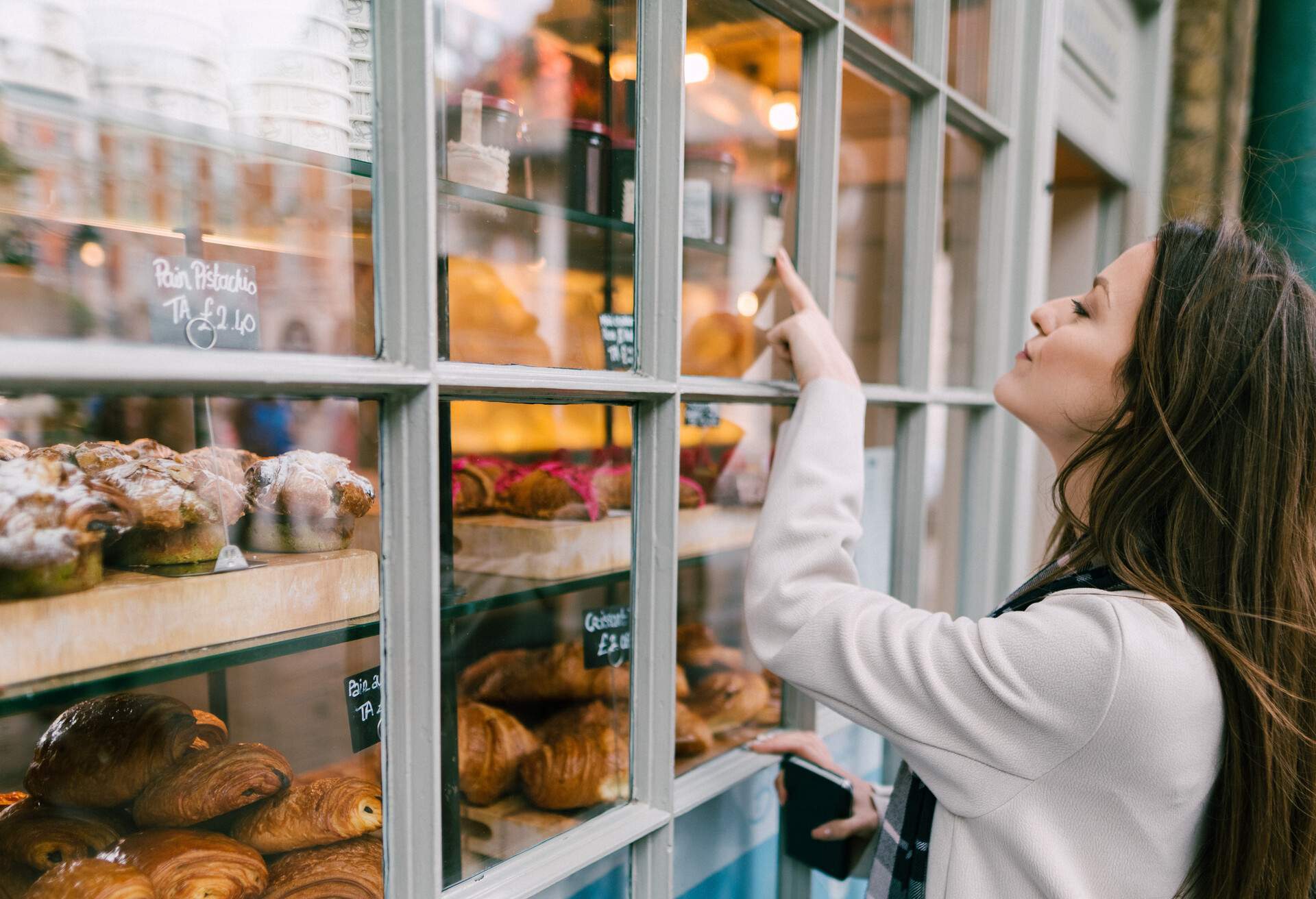 THEME_FOOD_FRENCH_PATISSERIE_BAKERY_PEOPLE_WOMAN_GettyImages-1132706506.jpg