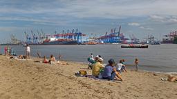 Finde günstige Flüge von Düsseldorf nach Hamburg