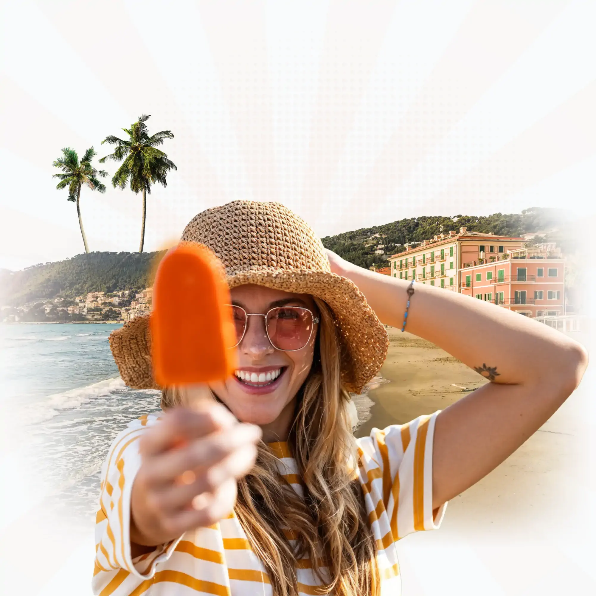 Lächelnde Frau mit Sonnenhut hält ein Eis am Strand mit Palmen und Meer im Hintergrund.