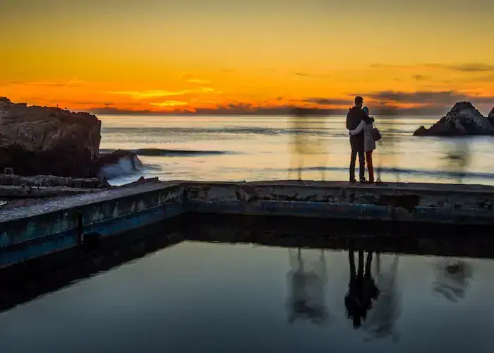 Pung/Shutterstock.com | Paar am Sutro Bath, San Francisco