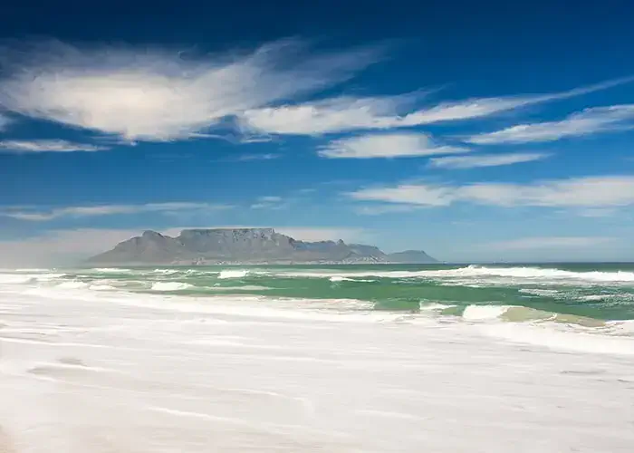 Nolte Lourens/Shutterstock.com | Kapstadt: Strand mit Blick auf den Tafelberg