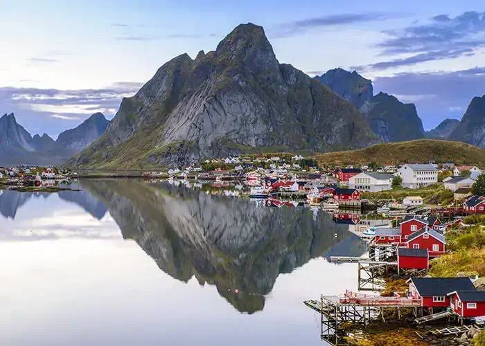 littlewormy/Shutterstock.com | Traumziel Lofoten