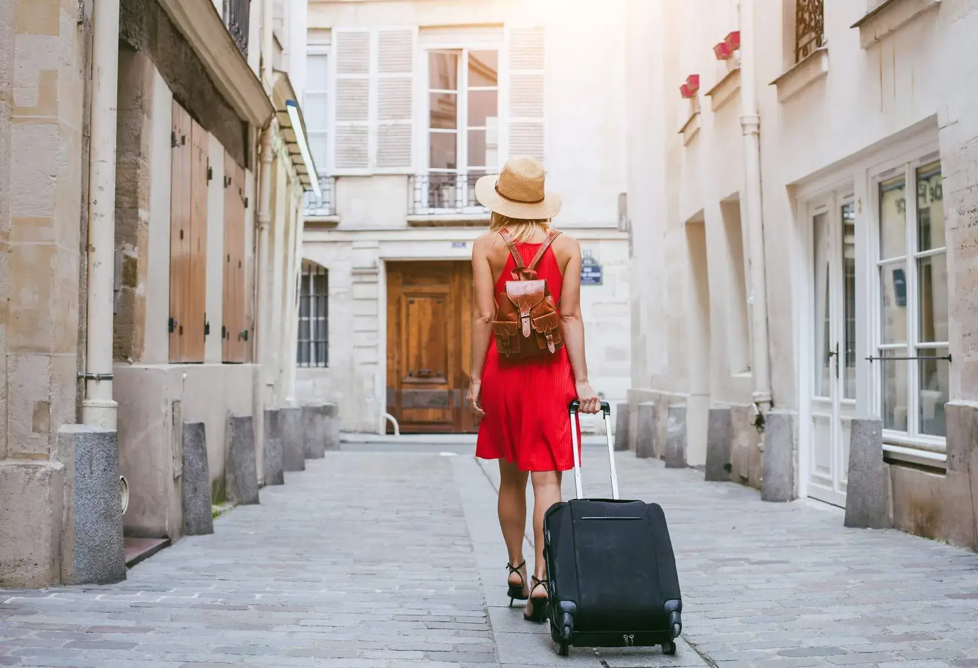 theme_people_tourist_with_suitcase_gettyimages-614744186_universal_within-usage-period_75869.jpg