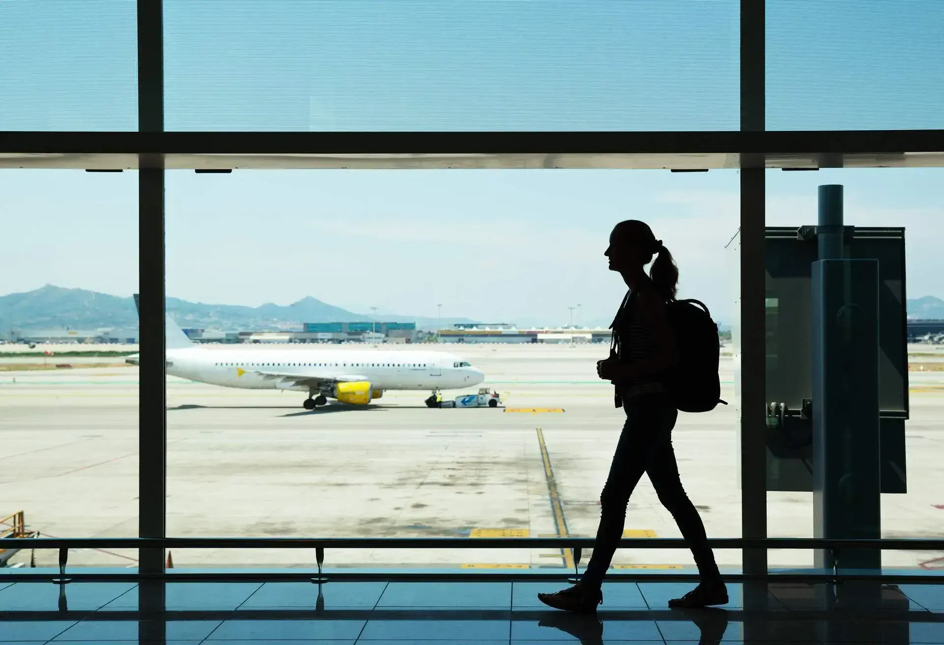 THEME_FLIGHT_PERSON_WOMAN_AIRPORT_GettyImages-179780537
