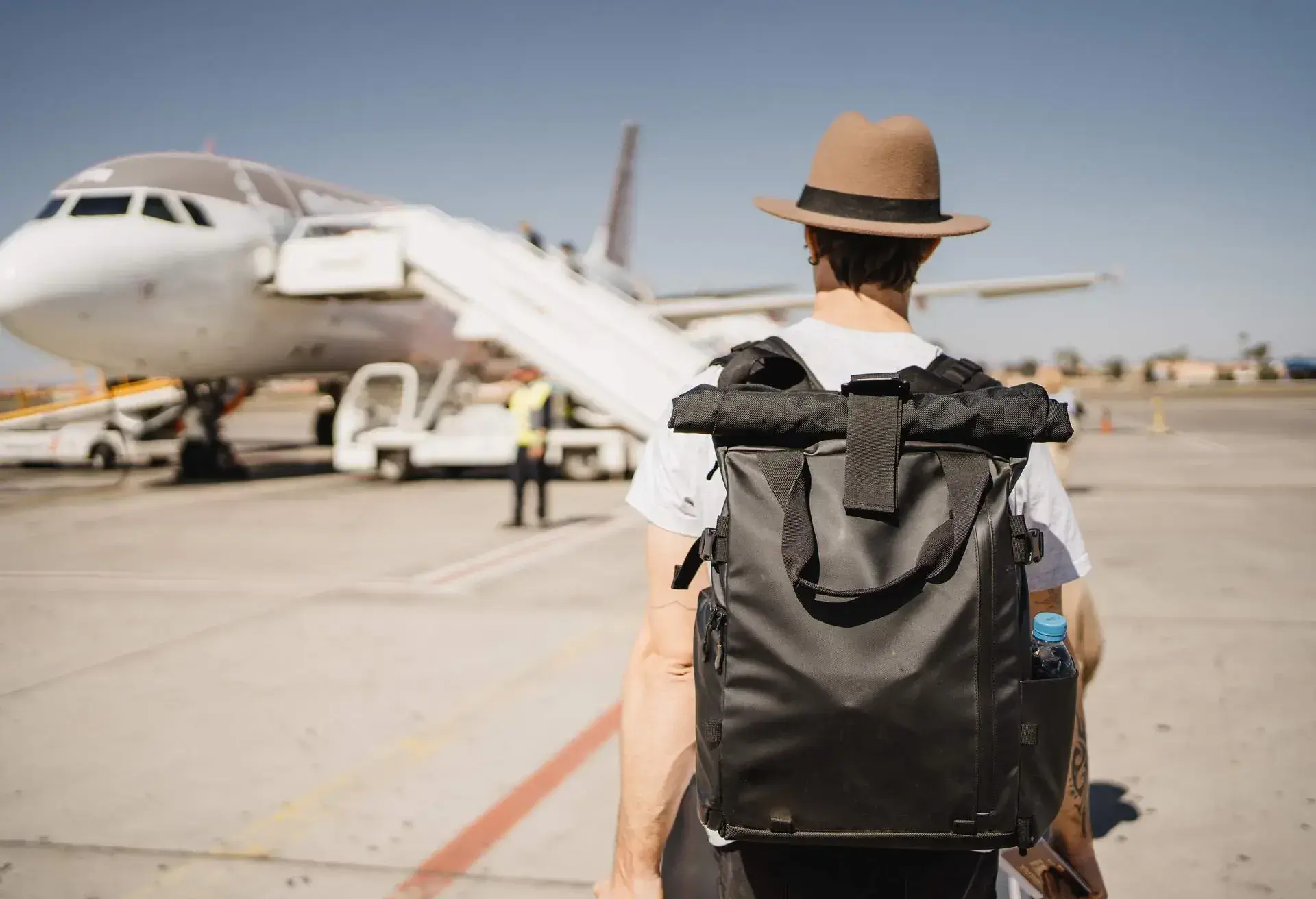 theme_flight_person_man_airplane_gettyimages-1209058134_universal_within-usage-period_79489