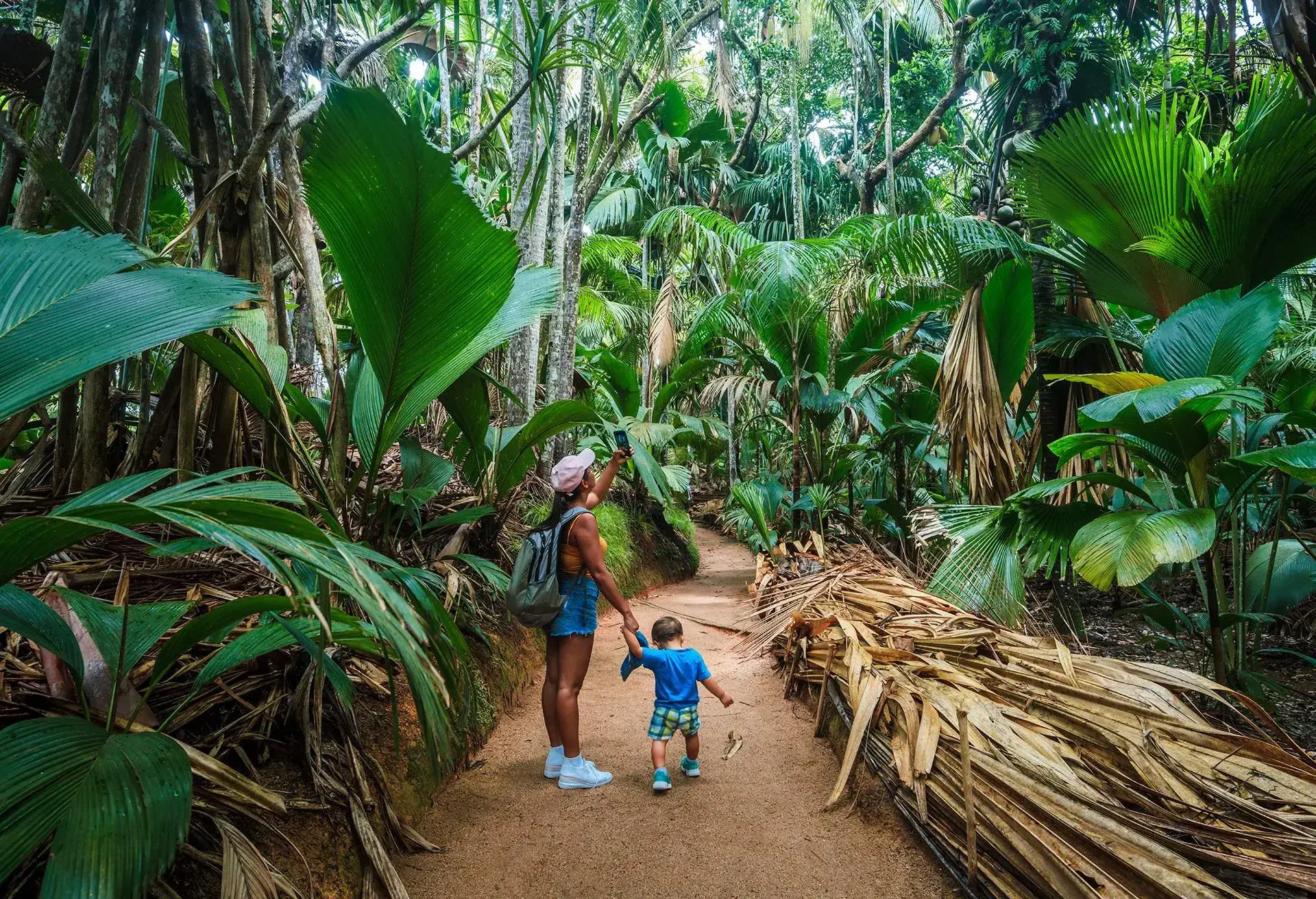 dest_seychelles_praslin-island_theme_hiking_family_child_gettyimages-1554675848
