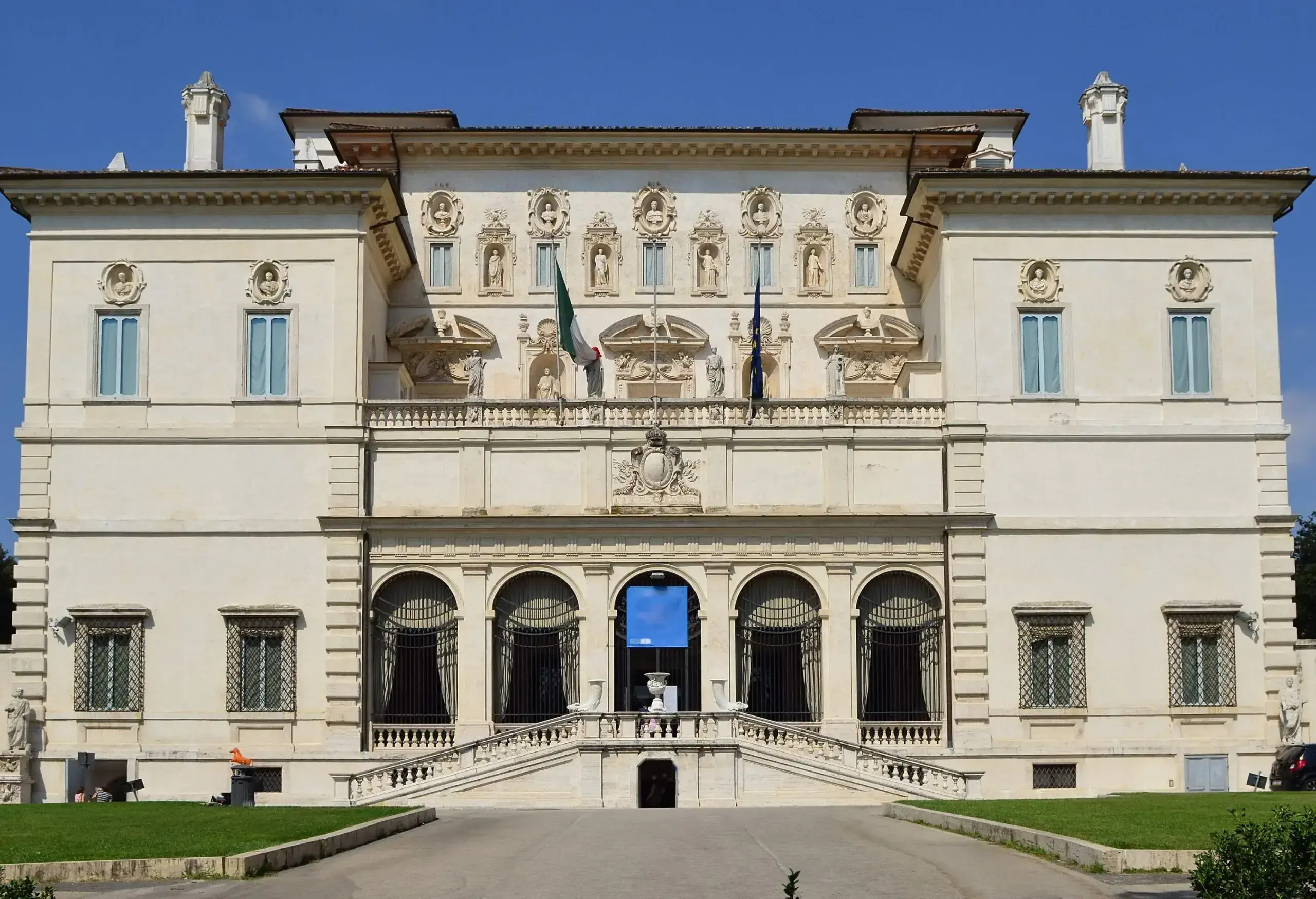 dest_italy_rome_villa-galleria-borghese_shutterstock-premier_83906344