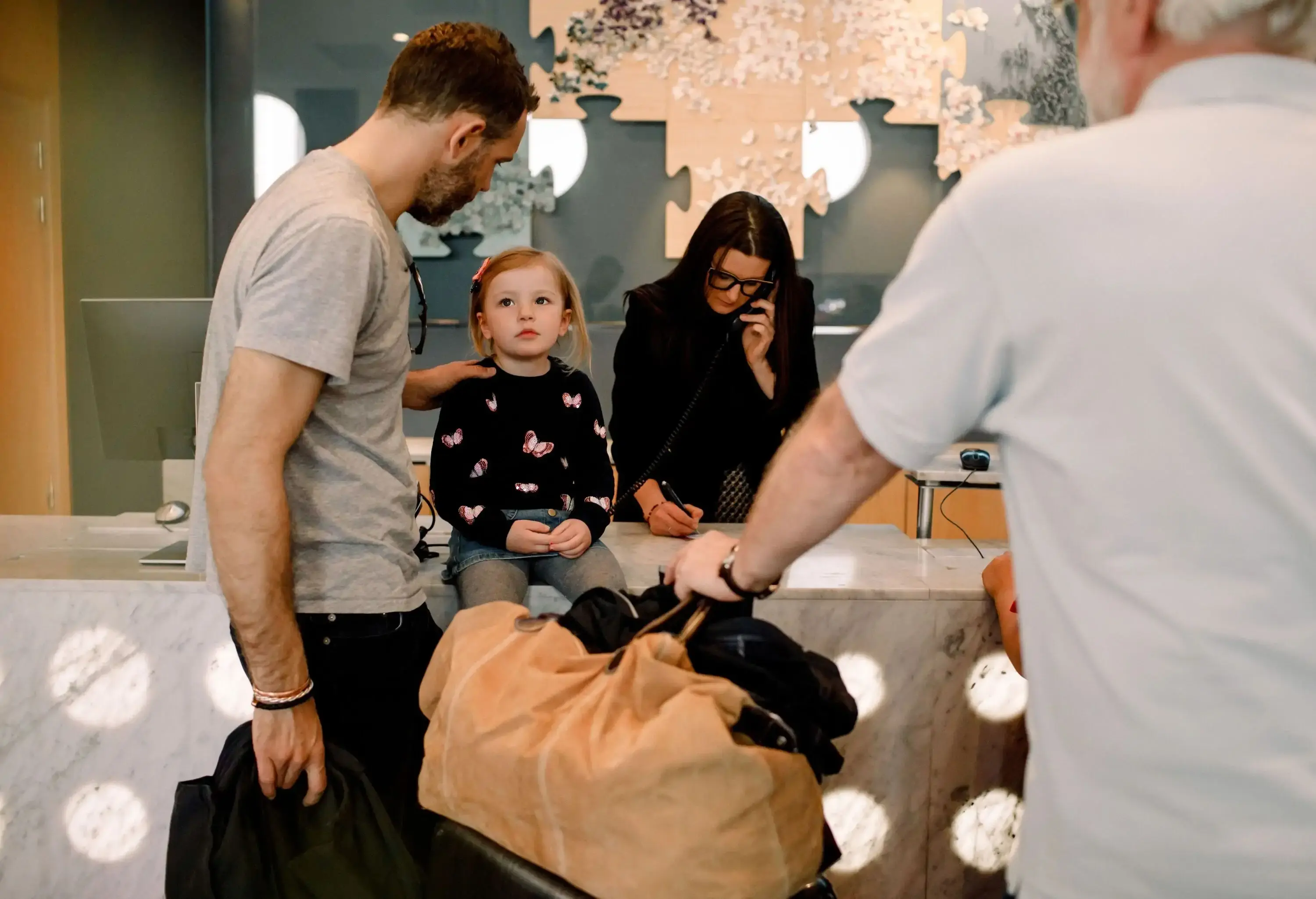 A family arriving at a hotel