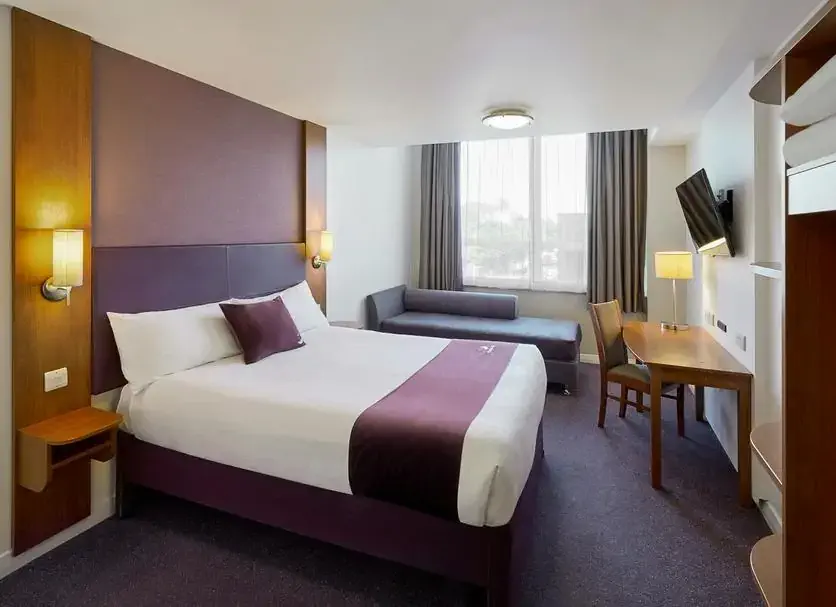 premier-inn-london-blackfriars-provided-by-leonardo