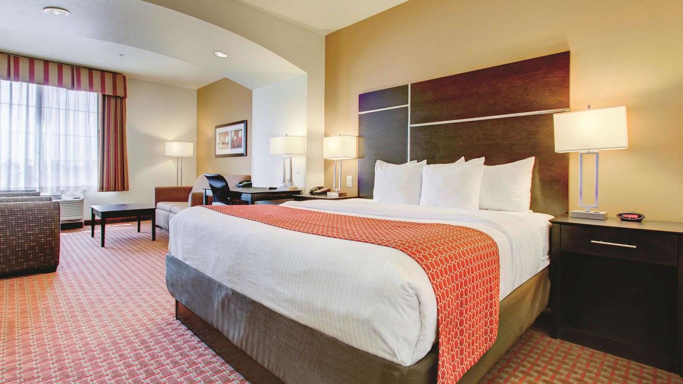 La Quinta Inn & Suites by Wyndham Denver Gateway Park