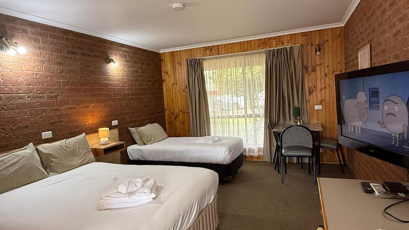 Country Roads Motor Inn